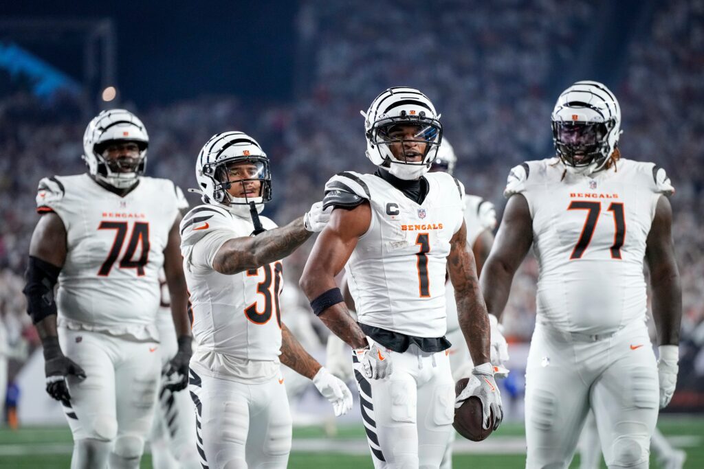 Quick Hits: Joe Flacco (342 yards, 3 TDs), Ja’Marr Chase (16 catches, 161 yards) Outduel Aaron Rodgers (4 TDs), Bengals Edge Steelers, 33-31